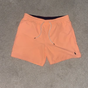Ralph lauren badbyxor - Riktigt feta badbyxor! Okej skick, inte mycket använda (alltid med kalsonger under)  Finns ett litet hål, se sista bilden.