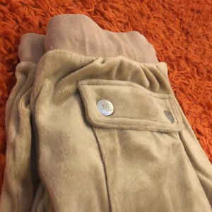 Juicy couture - Säljer denna beiga juicy couture byxor som inte passade mig💕