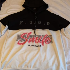 Halv svart och vit hoodie - En tunn halv svart och vit hoodie med rosa text på framsidan. Använd några gånger och nytvättad.✨🖤🤍