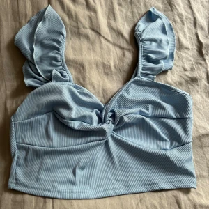 Söt blå topp  - En blå fin topp som endast är testad. Storlek L.