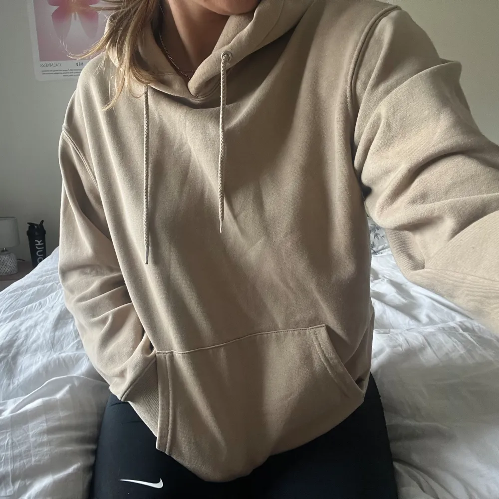 Mysig hoodie i beige, säljer då den inte kommer till användning mer 🎀. Hoodies.