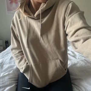 Beige hoodie  - Mysig hoodie i beige, säljer då den inte kommer till användning mer 🎀