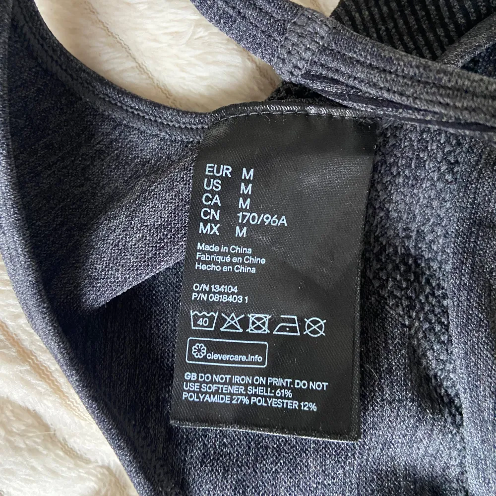 Säljer denna gråa sport-bh från H&M. Den är i storlek M men sitter som en S. Använd men i väldigt bra skick! Säljer den för 45kr. Sportswear.