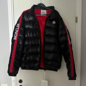 Moncler jacka - Helt ny lappen kvar. Storlek 6 Original pris ca 7000kr (600€) Mitt pris: 2500 Skriv för mer information eller bilder👌🏼