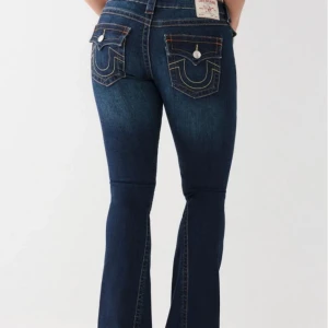 Muddy wash true religion lowrise flare - Säljer ett par helt nya oanvända jeans (prislapp o etikett sitter kvar). Storlek 25 