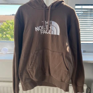North Face huvtröja  - I mkt fint skick  Storlek L- ej stor i storleken  Skickar samma dag , köp görs