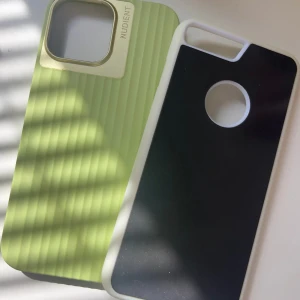 iPhone 13 skal och IPhone 7/8 foto skal  - Säljer denna otroligt gröna fina iPhone 13 skalet från Nudient! Skalets kvalitet är så bra och håller väldigt länge. Svarta skalet är till för att lägga på vägg/fönster för filma/fota sig själv. Pris för båda 110 + frakt! Skriv för intresse! 