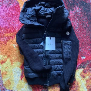 Moncler Cardigan - Säljer min Moncler cardigan som är liten på mig och kan inte lämna tillbaks den för den är köpt i Tyskland så inget fel på jackan. NFC funkar som tar dig direkt till hemsidan. Pris kan diskuteras 
