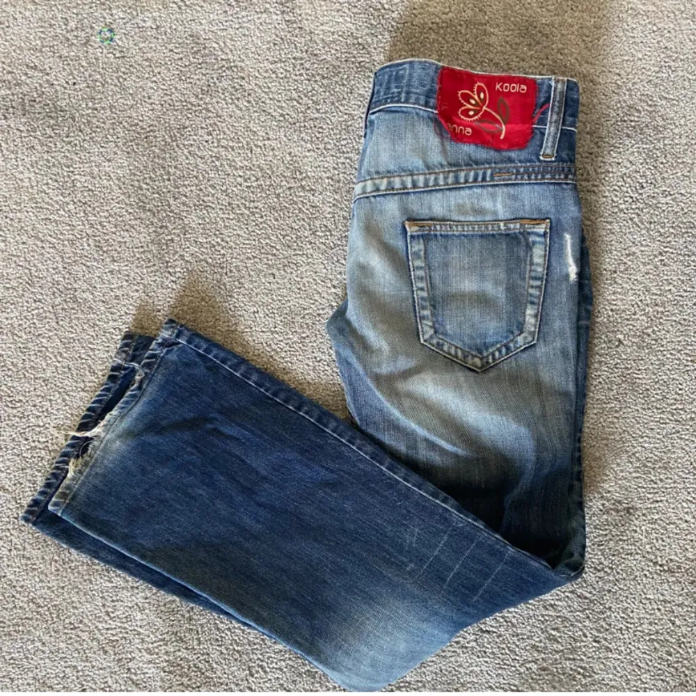 Jag Säljer ett par super snygga low Waist bootcut  jeans i mörkblått😍 storlek 28 och längd 32💕 hör av er om ni har några frågor eller är intresserade! Skriv även om ni vill ha fler bilder hur dom ser ut på. Jeans & Byxor.