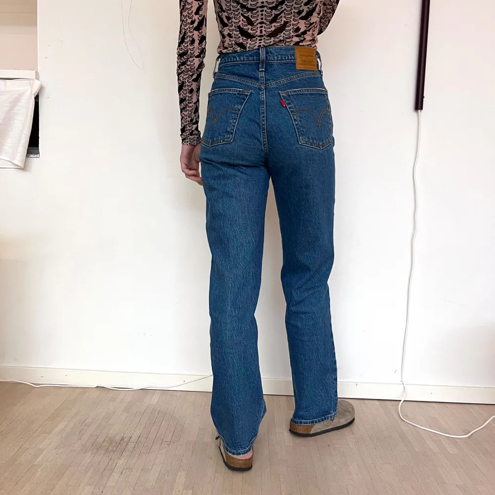 Helt oanvända blå Levi's Ribcage Straight Ankle jeans i storlek 26. Dessa jeans har en hög midja och raka ben, vilket ger en klassisk och tidlös look. De har knappgylf. Perfekta för sommaren men funkar hela året! ☀️. Jeans & Byxor.