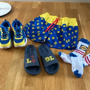 Lidl kläder - Hej, säljer dessa limiterade kläder från Lidl där allt är nästan oanvänt. Skor, tofflor och strumpor är i samma storlek, 39-40 och shorts passar S-M. Hör av er om ni vill ha allt eller bara en grej😊 400 för allt, pris kan diskuteras vid enskilda köp.