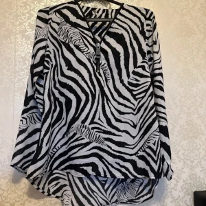 Zebra sjorta  - Stl M använd några gånger 