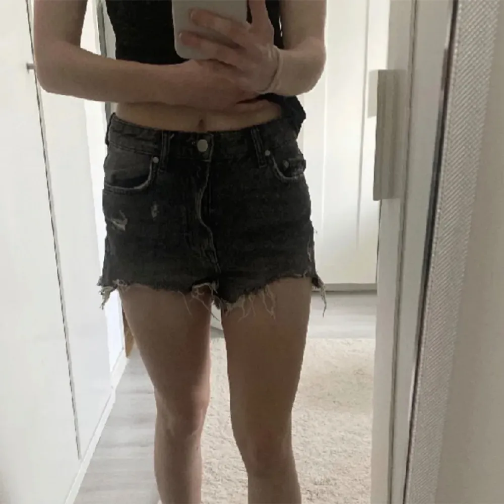 Snygga och populära jeansshorts ifrån Zara! Super bra skick, säljer billigt för att jag vill bli av med dem! Nypris: 359kr❤️😍. Shorts.