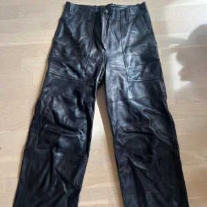 Byxor äkta läder  - Ankellånga byxor i 100% äkta läder från Arket. Gott skick. Strl:S