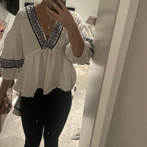 Zara blus - Eftertraktad zara blus, knappt använd och i jätte fint skick💖💖Är i storlek M men sitter perfekt på mig som har Xs/S