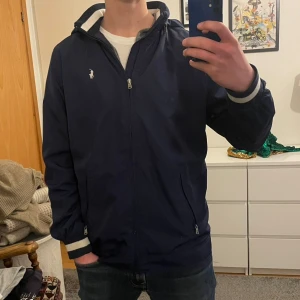 Ralph Lauren Windbreakers  - En riktigt fet Ralph Lauren Windbreaker som är perfekt för de kyliga kvällarna på sommarn. XL i barnstorlek som motsvarar S. Skriv gärna om du har frågor och priset kan diskuteras.