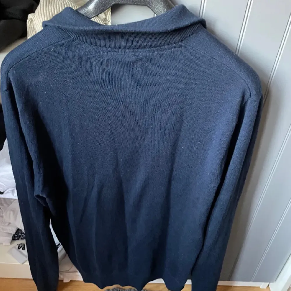 Half zip från jack and jones i nyskick. Säljer för jag inte använder längre. Nypris 399kr. Tröjor & Koftor.