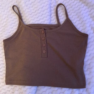 Topp - Söt, brun topp som är oanvänd