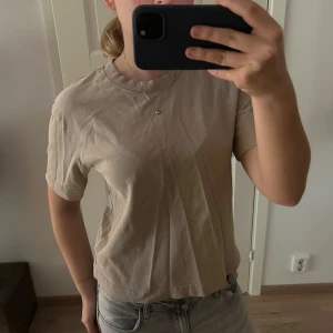 Beige tshirt - Beige t-shirt från Gina Tricot, fint skick 🤍