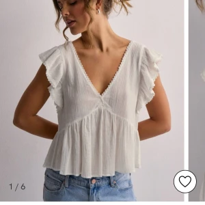 Topp från nelly - Gullig topp från Nelly.com. Strl 34. Använd ca 2 gånger, som ny.
