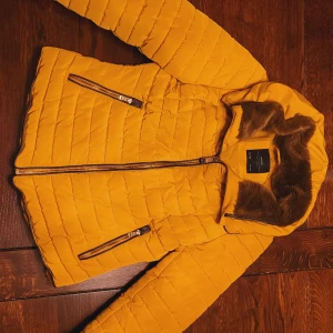 Zara - supersnygg jacka st. 36 - Snygg lejongul figursydd vinterjacka från Zara. Tunn regnluva under dragkedja i nacken. Lejonfärgad. ST. M, jag skulle säga max 36