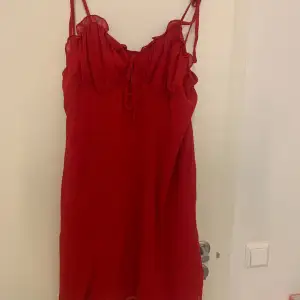 Säljer nu den här klänningen från SHEIN, köpte den i oktober för att ha till halloween men då den inte hann komma har den aldrig används.  