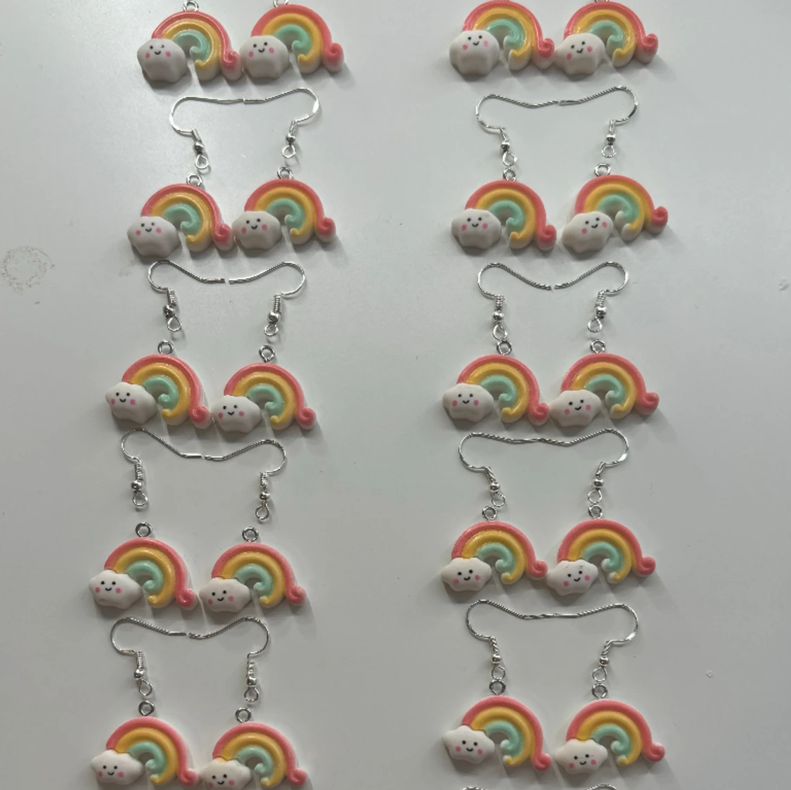 Regnbåge med moln berlocker som örhängen