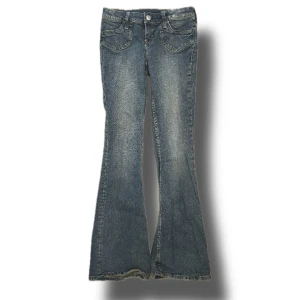 Flared low jeans - Säljer mina absoluta favorit jeans då dom tyvärr har blivit lite för små för mig😭 Köpte dom på HM i polen för 349kr tror jag. Har du frågor, vill ha fler bilder, prisförslag eller annat tveka inte att höra av dig