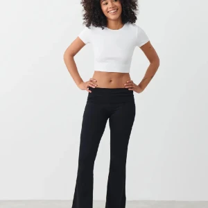 Low waist soft touch - Ett par trendiga Low waist soft touch byxor som jag inte har använt. I storlek M men passar S från Gina tricot.