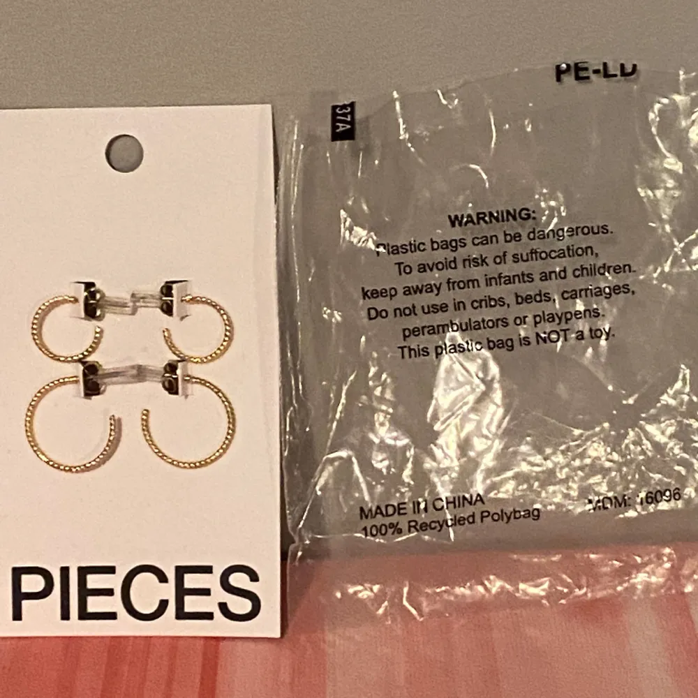 2 par nya Guldiga örhängen från Pieces nya i förpackning Stora cirka 2 cm  Små cirka 1 cm  Helt nya  Oanvända . Accessoarer.