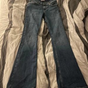 Bootcut jeans! - Sjukt snygga bootcut jeans från Gina tricot! Ni kan se bättre bild på färgen på bild 2!