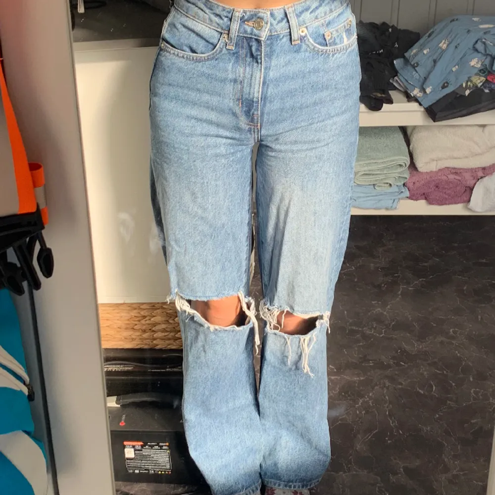 Blåa, högmidjade jeans från Lager 157 med lite smuts på vänster ben.  Säljer då de är för små och ej kommer till användning.  Midjemått: 31cm rakt över  💸Priset kan diskuteras 📷Skriv om ni vill ha fler bilder. Jeans & Byxor.