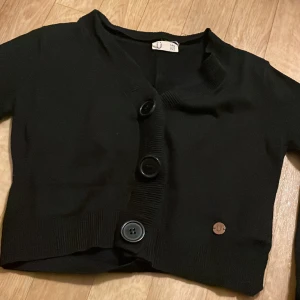 Svart kofta  - Fint skick, svart kofta med stora knappar