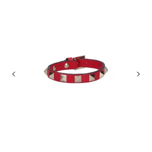 Valentino garavani rockstud bracelet - Rött Valentino Garavani Rockstud Bracelet❤️ I jättebraskick, med låda, extranitar o allt! Köpt på Cettire ⭐️