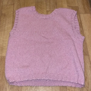 Super fin stickad väst - Rosa stickad väst