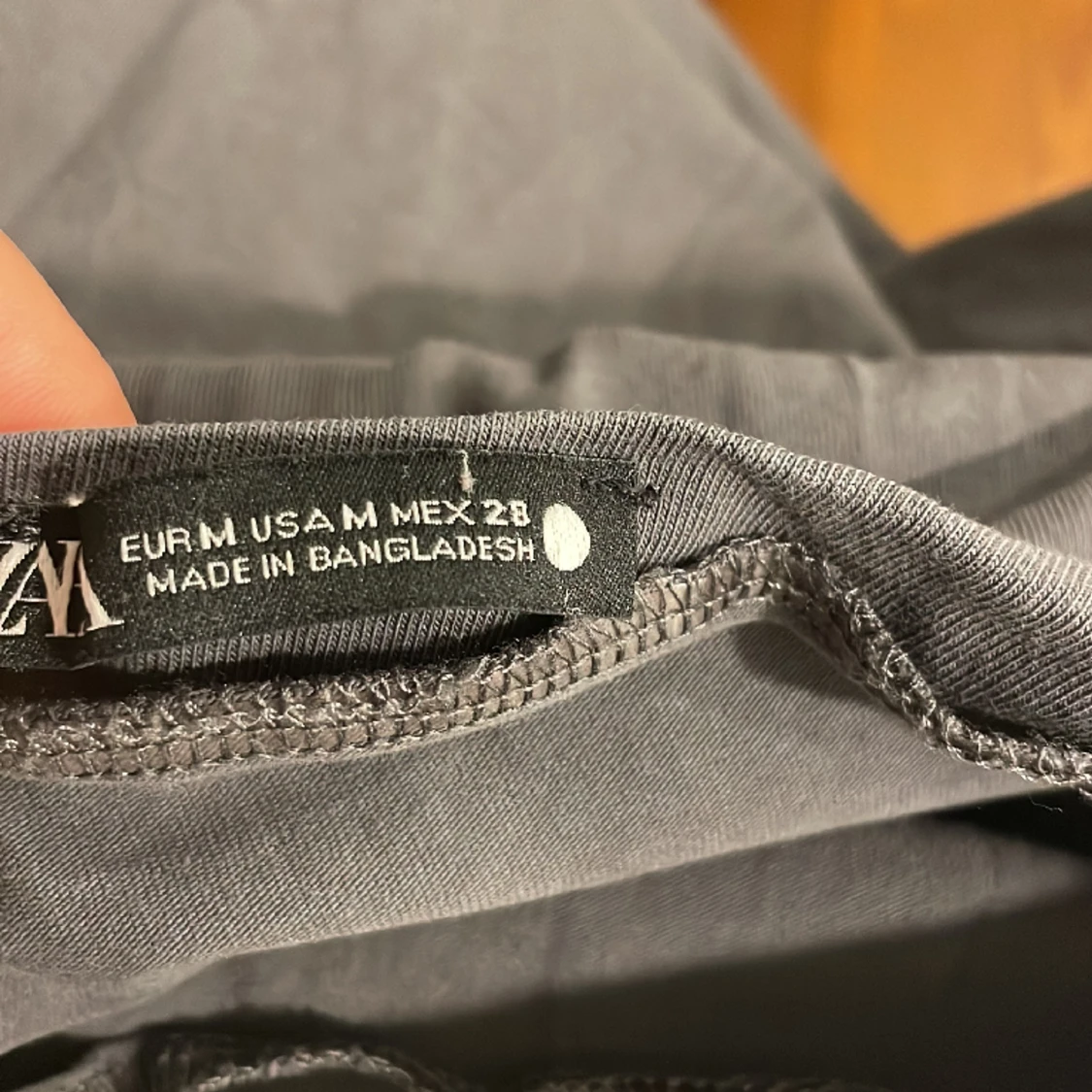 Grått linne med detalj  - 91