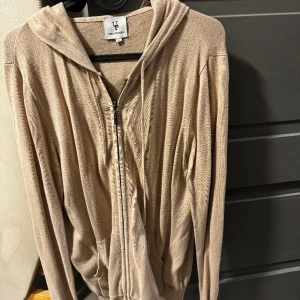 Stickat Hoodie Urban Pioners - Knappt använd, litet slitage på dragkedjan