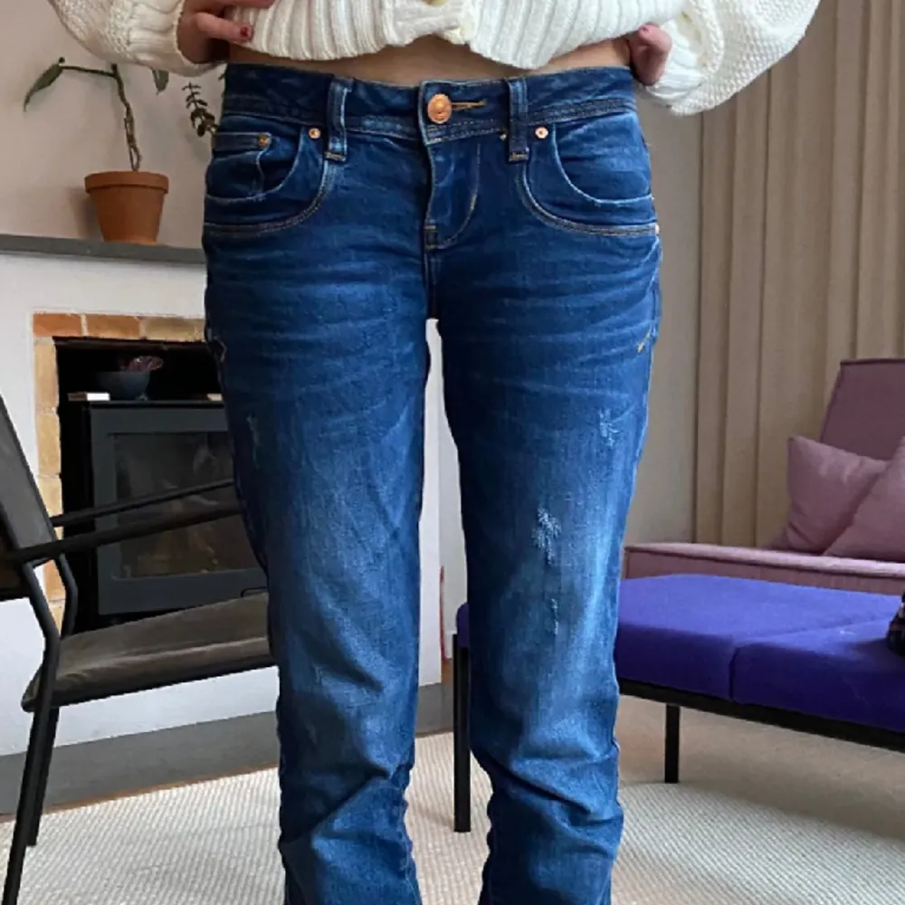 Säljer mina blå ltb jeans då dem aldrig kommer till användning, storlek 25x34 och är jätte bra skick, älskar dem men sitter inte bra på mig vid låren! INTE MIN BILD!. Jeans & Byxor.