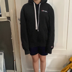 Tunn svart med vita snören hoodie - Den är väldigt stor och tunn