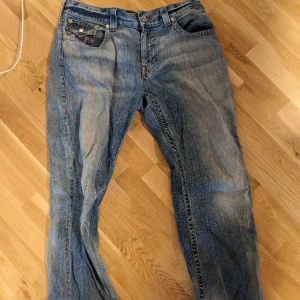 True legion jeans - Osäker från när dom är ifrån men bra skick sydda i Mexiko, storlek 36/34. Feta loggor på bak fickorna som är lite utstående o fyllda med något så de står ut lite mer. Bara skriva för mer bilder eller info
