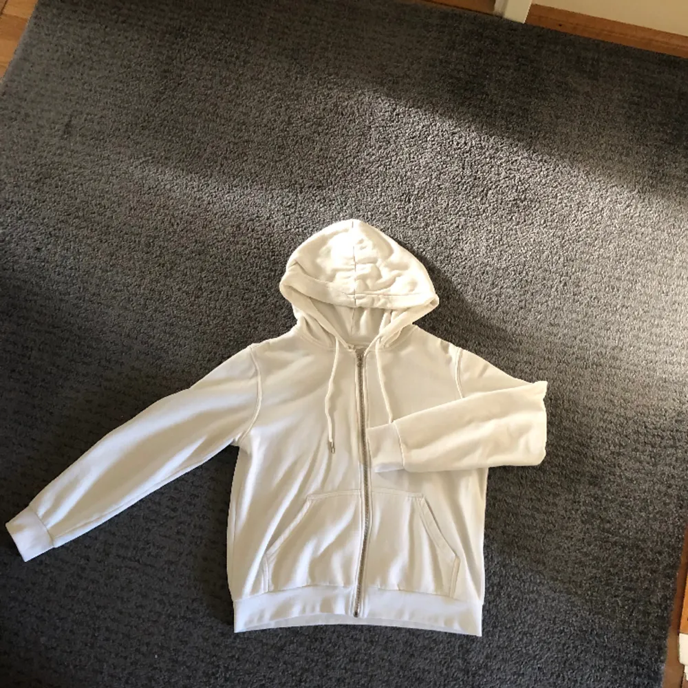 Säljer denna vita zip-hoodien då den aldrig används längre. Väldigt bra skick och använd fåtal gånger.  Kom privat om det är något mer ni vill veta!. Hoodies.
