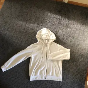 Säljer denna vita zip-hoodien då den aldrig används längre. Väldigt bra skick och använd fåtal gånger.  Kom privat om det är något mer ni vill veta!