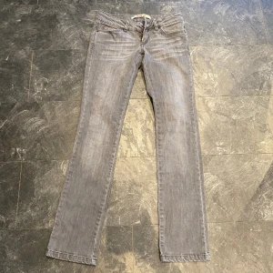 Only Lågmidjade jeans  - Gråa lågmidjade jeans från Only i en rak/smal passform. De har några små skavanker som knappt syns men kan skicka fler bilder. Midjemåttet är ca 37-40 cm rakt över (stretch) och innerbenslängden är ca 85 cm 💗 