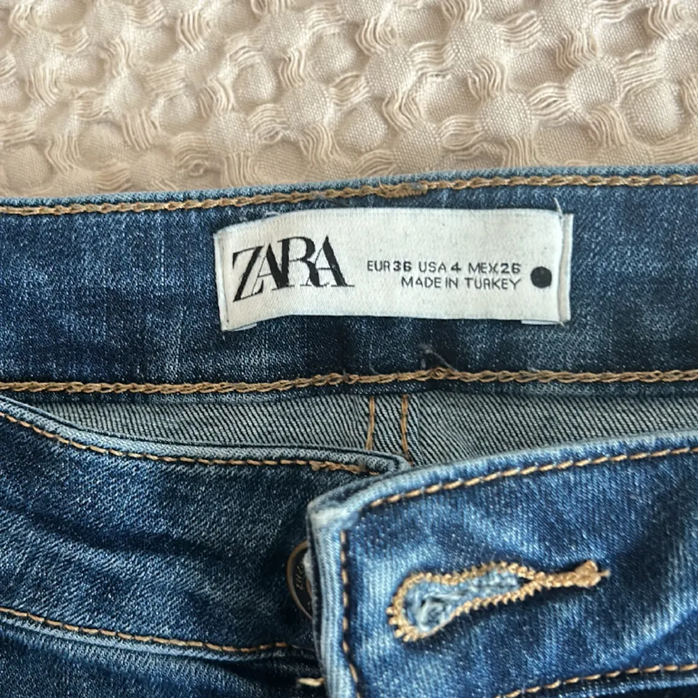 Säljer de här fina jeansen från zara som knappt är använda, i storlek 36💗. Jeans & Byxor.