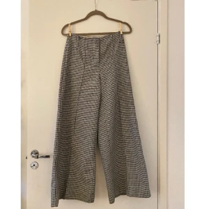 Rutiga flare kostymbyxor - Säljer dessa superfina svart-vita rutiga utsvängda kostymbyxorna från Weekday✨ de är i väldigt fint skick, trots att de användes mycket av mig under en period. Skriv om du har frågor :)