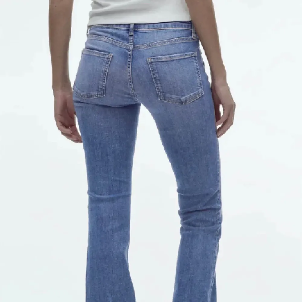 Säljer mina så fina zara jeans i storlek 36🤍 Knappt använda, lånade bilder men kan skicka egna om det behövs💗. Jeans & Byxor.