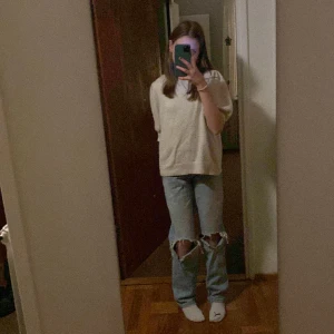 Super snygga Jeans med hål på knäna😍 - Säljer nu dessa jeans pga att de var för stora för mig❤️ Köpte dessa från Plick för ungefär 3 veckor sedan❤️ Hoppas ni känner er intresserade😘