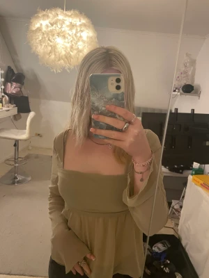 Långärmad topp - Denna är från Bikbok, har aldrig använt den så den är helt som ny. Supergullig, köpte den för 300kr. Mer grå aktig i verkligheten, färgen är super fin.