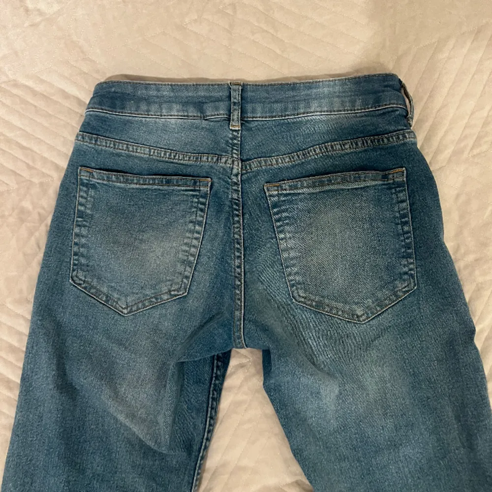 Super coola lågmidjade jeans med snörningar!! . Jeans & Byxor.