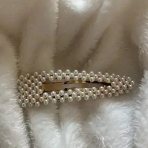 Fint pärlhårspänne med vita pärlor och guldig bas, lite slitet på baksidan men inget som såna när man har på sig det👌⭐️💓